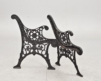 BÄNKGAVLAR, ett par. Gjutjärn. 1900-talets första hälft.