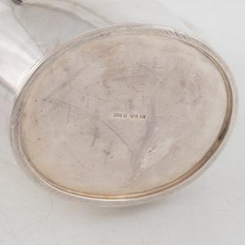 Tekanna, silver, CG Hallberg, Stockholm 1919 och mjölkkanna, silver, Edlunds silvervarufabrik, Stockholm 1937.