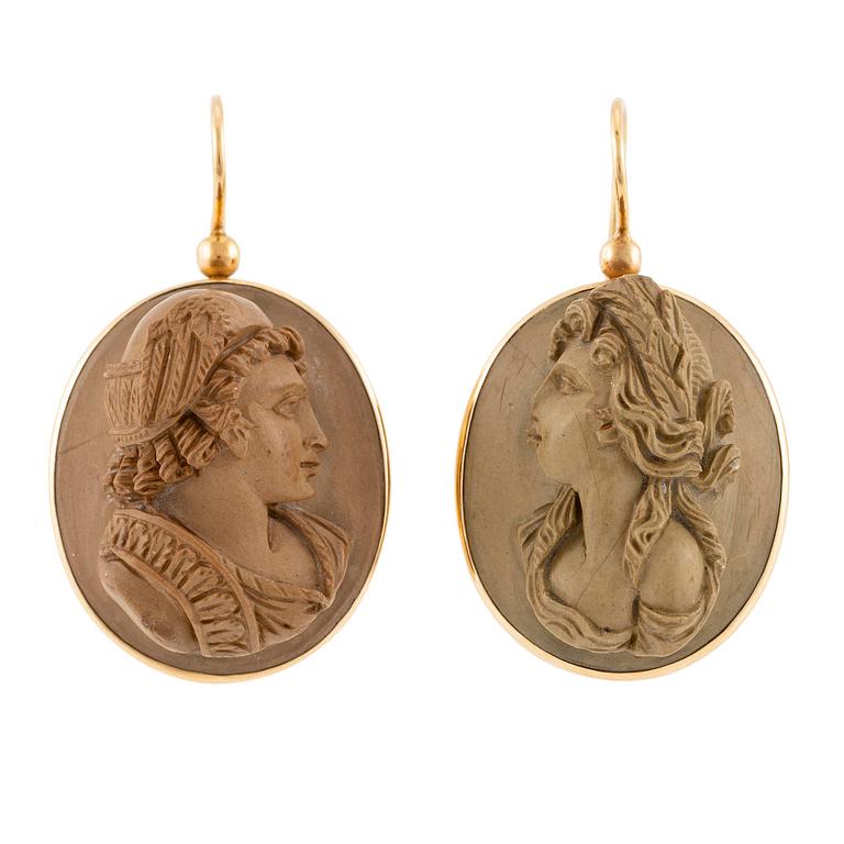 Earrings 18K gold with lava cameos.