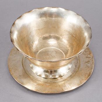 FAT OCH SKÅL PÅ FOT, silver, MGAB, Uppsala 1946 respektive CG Hallberg, Stockholm 1950. Total vikt 333 g.