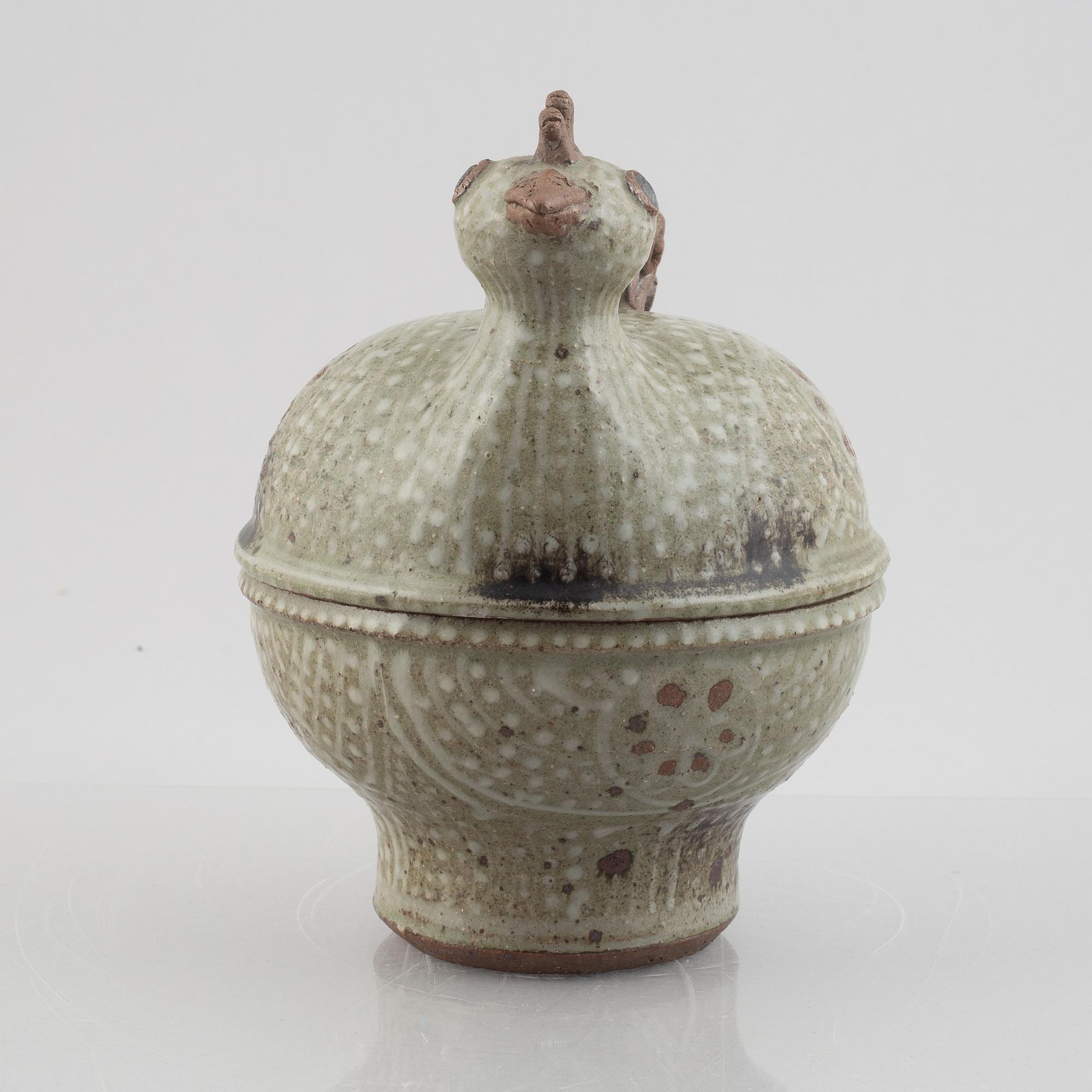 Astrid Anderberg, skål med lock, i form av höna, stengods, egen ateljé, Bornholm, Danmark.