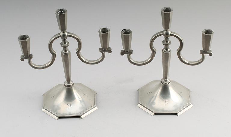 KANDELABRAR, 1 par, tenn, 1931.