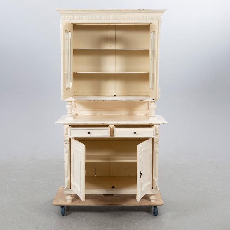 Vitrinskåp, 1900-talets första hälft.