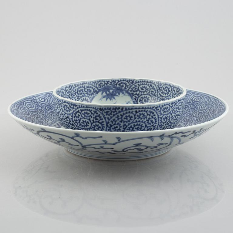 Skålar, två stycken, samt fat, porslin. Japan, Meiji (1898-1912).