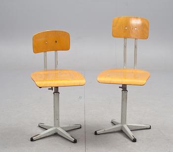 ARBETSSTOLAR, 2 st, 1900-talets mitt.