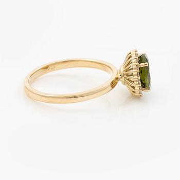 Ring 14K gold with green tourmaline and brilliant-cut diamonds.