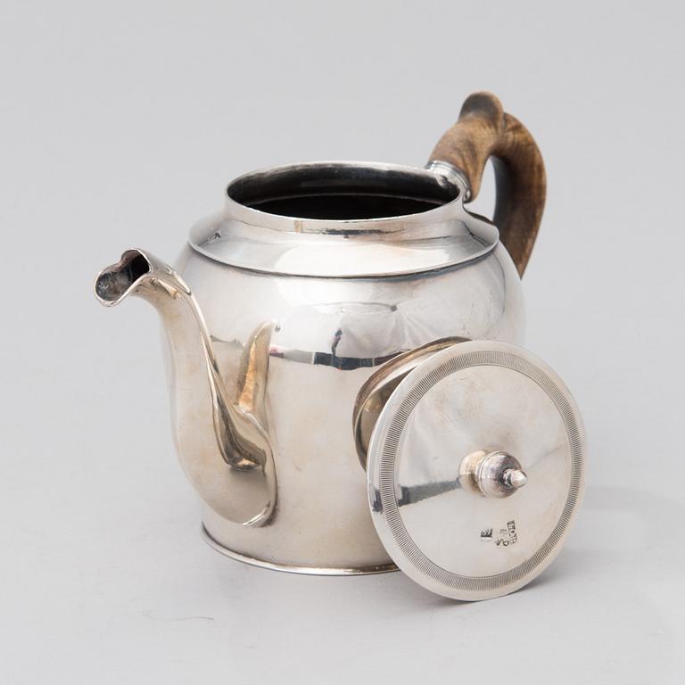 19TH CENTURY RUSSIAN SILVER TEAPOT, Moscow 1804.