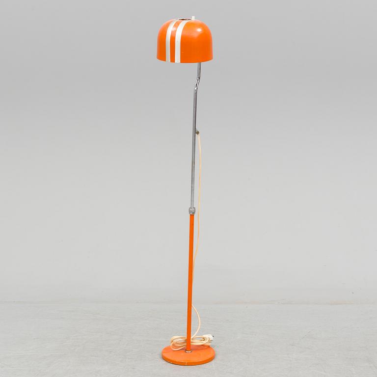 GOLVLAMPA, s.k. störtkrukan, metall, 1970-tal. Kosta.
