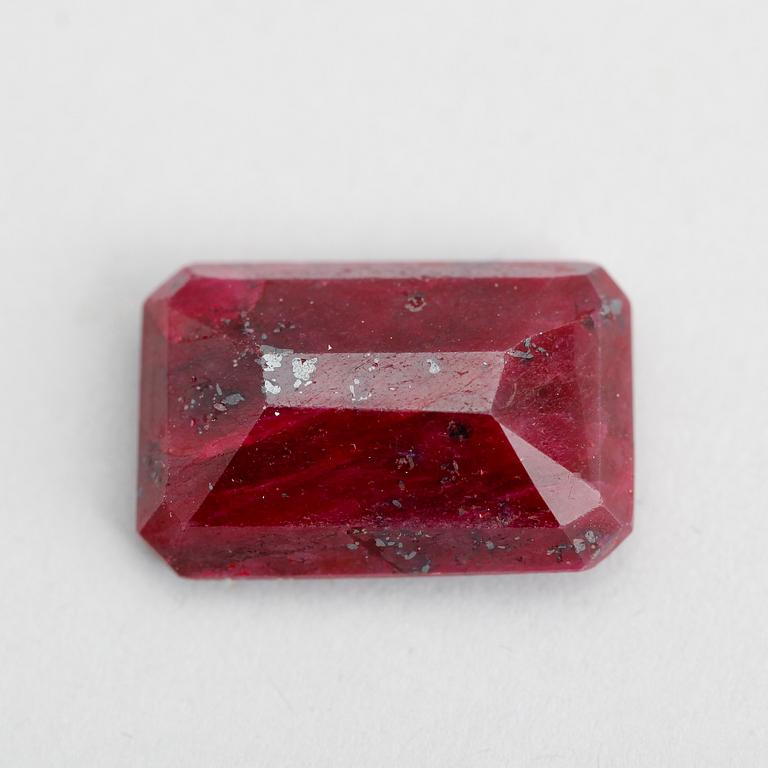 RUBIN, röd, kvadratisk fasetterad, ca 64.40 ct.