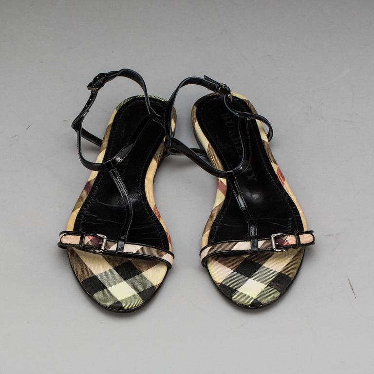 SANDALER, Burberry.