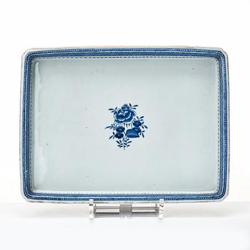 Bricka med cremekoppar, 12 stycken, kompaniporslin. Qing dynastin, Qianlong (1736-95).