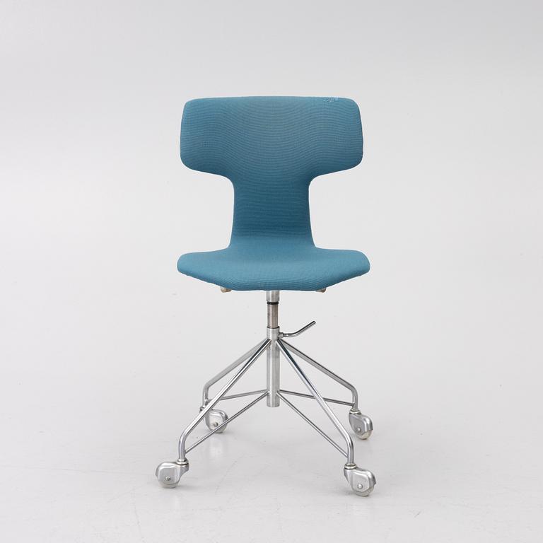 Arne Jacobsen, “T-chair”, model 3113, office chair with chromed metal and textile frame, Fritz Hansen, Denmark.