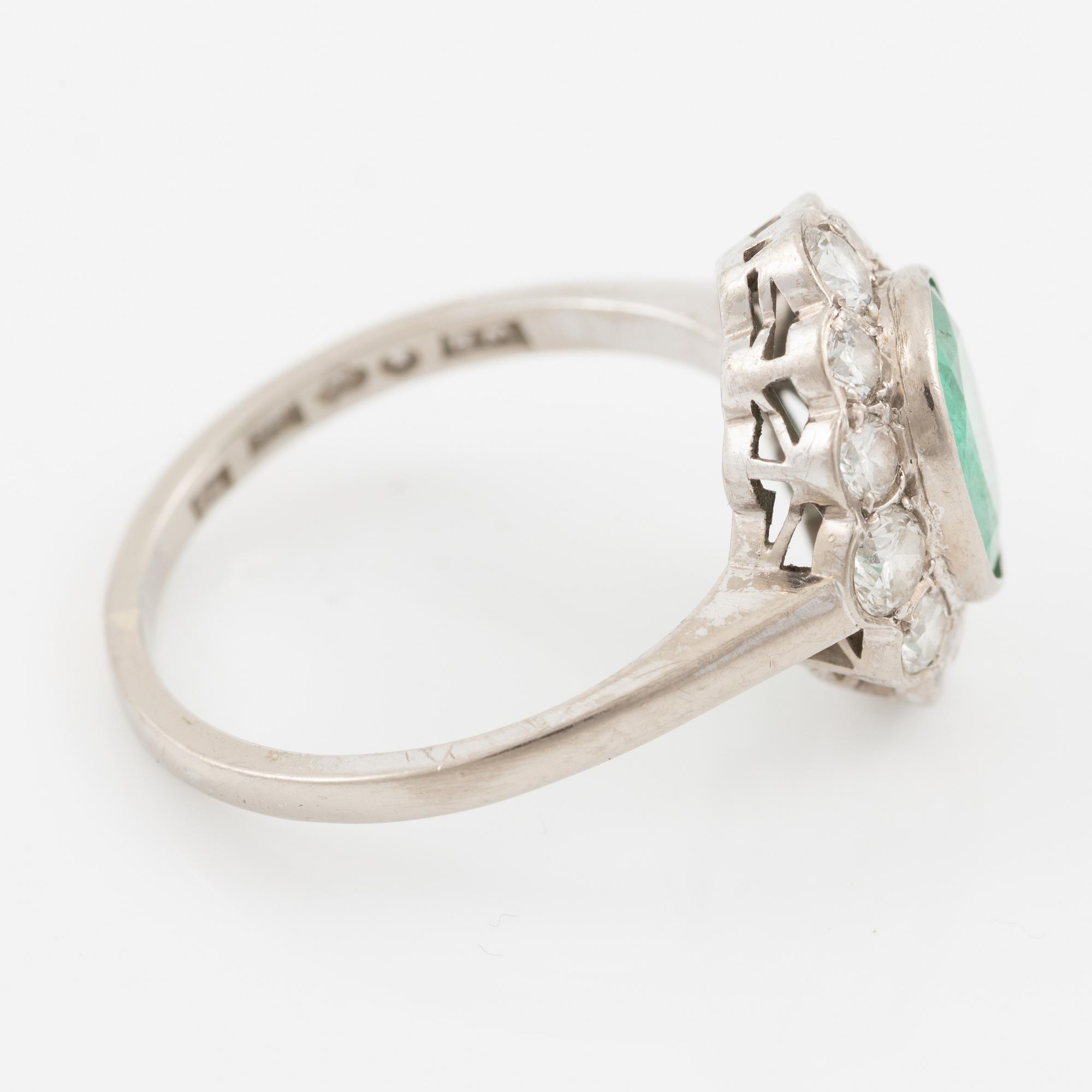 Ring 18K white gold with emerald and brilliant-cut diamonds.