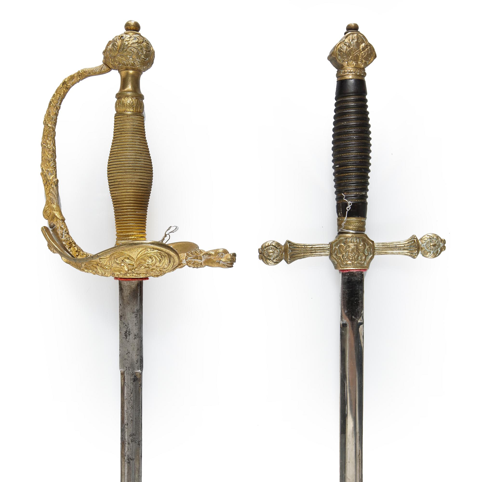 DRÄKTVÄRJOR, 2 stycken, 1900-tal.