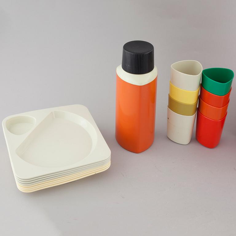 A "Taffel" plastic picnic set, designed by Sigvard Bernadotte and Acton Bjørn for Husqvarna Borstfabrik, 1960/70s.