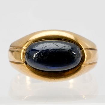 HERRING, 18k guld med cabochonslipad safir. Vikt ca 10,5 g.