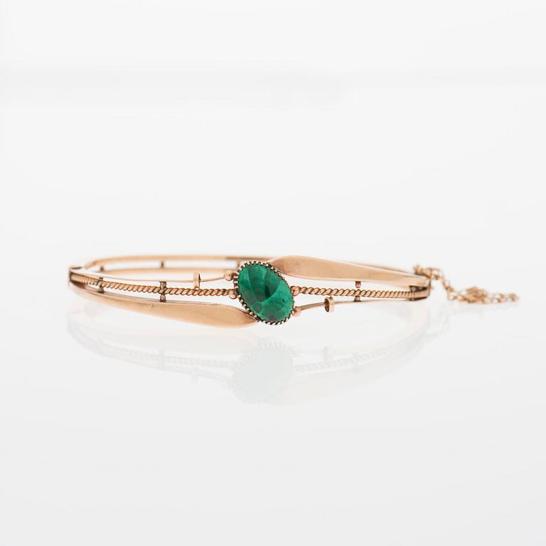 ARMBAND, 14K guld, cabochonslipad malakit.