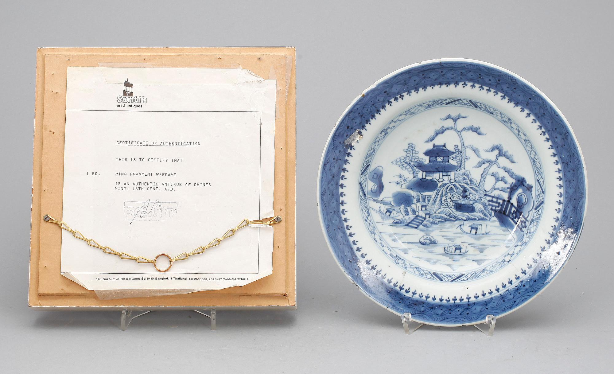 PARTI, porslin, fem delar. Qing dynastin, 1700-tal samt inramad MING SKÄRVA, 1600-tal.