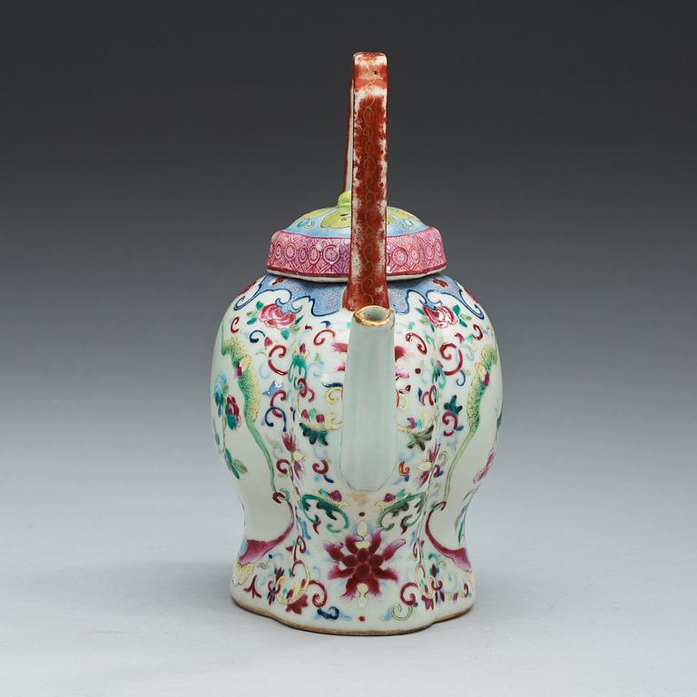 A famille rose teapot, Qing dynasty, 19th Century.