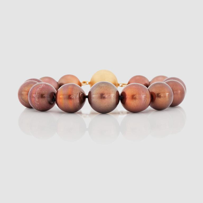 A brown cultured South Sea pearl bracelet. Ø circa 12 - 14 mm.