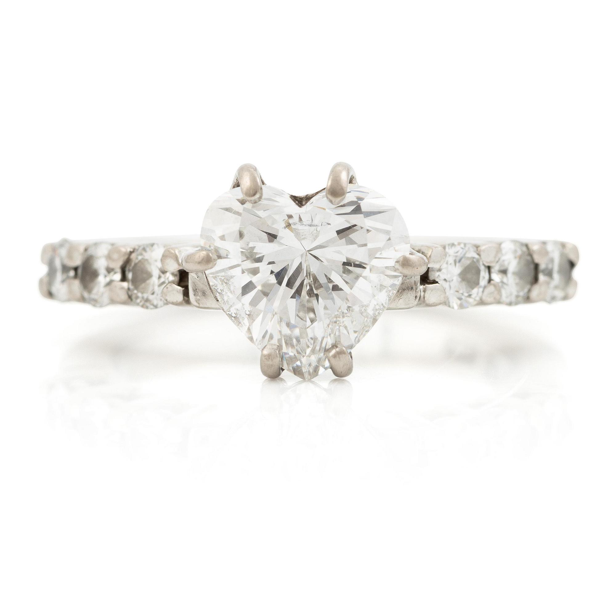Ring 18K vitguld med hjärtformad briljantslipad diamant.