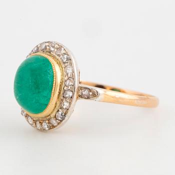 RING, med cabochonslipad smaragd och rosenstenar.