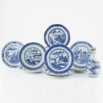 A set of 11 blue and white dinner plates and a bottle, Qing dynasty, 19th Century.