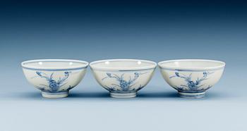 1739. A pair of blue and white cups, Qing dynasty (1644-1912) with Yongzheng´s six character mark.