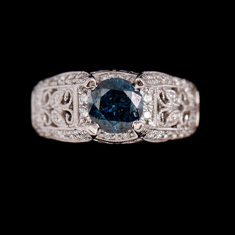 RING, 18 k vitguld, briljantslipad diamant ca 1.04 ct, mindre briljantslipade diamanter tot ca 0.31 ct. Tot ca 1.35 ct.