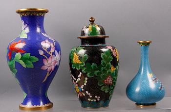 LOCKURNA samt VASER, 2 st, cloisonné, Kina, 1900-tal.