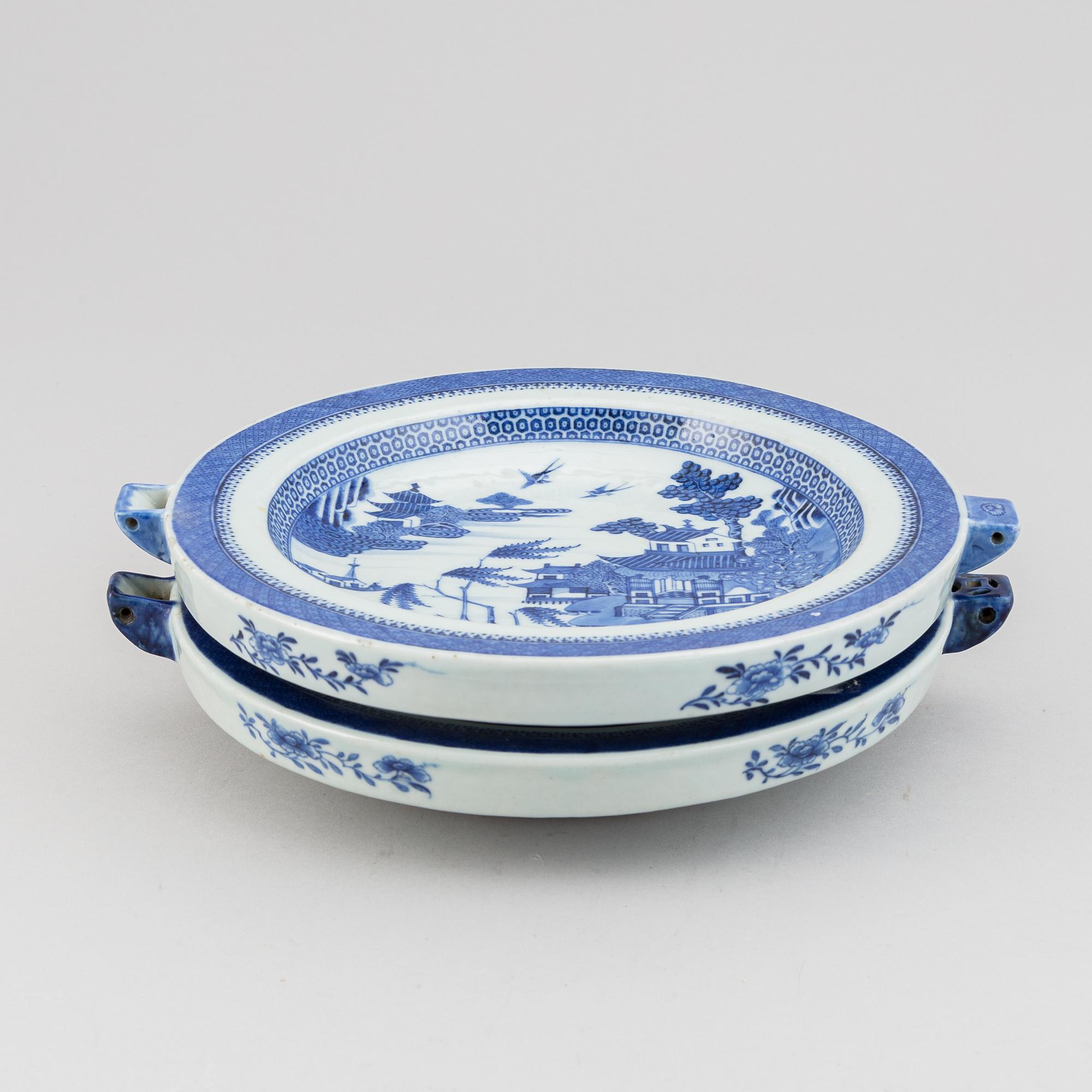 A pair of blue and white hot water dishes, Qing dynasty, Jiaqing (1796-1820).