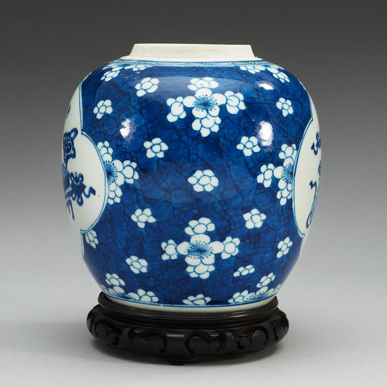 A blue and white pot, Qing dynasty, Kangxi (1662-1722).