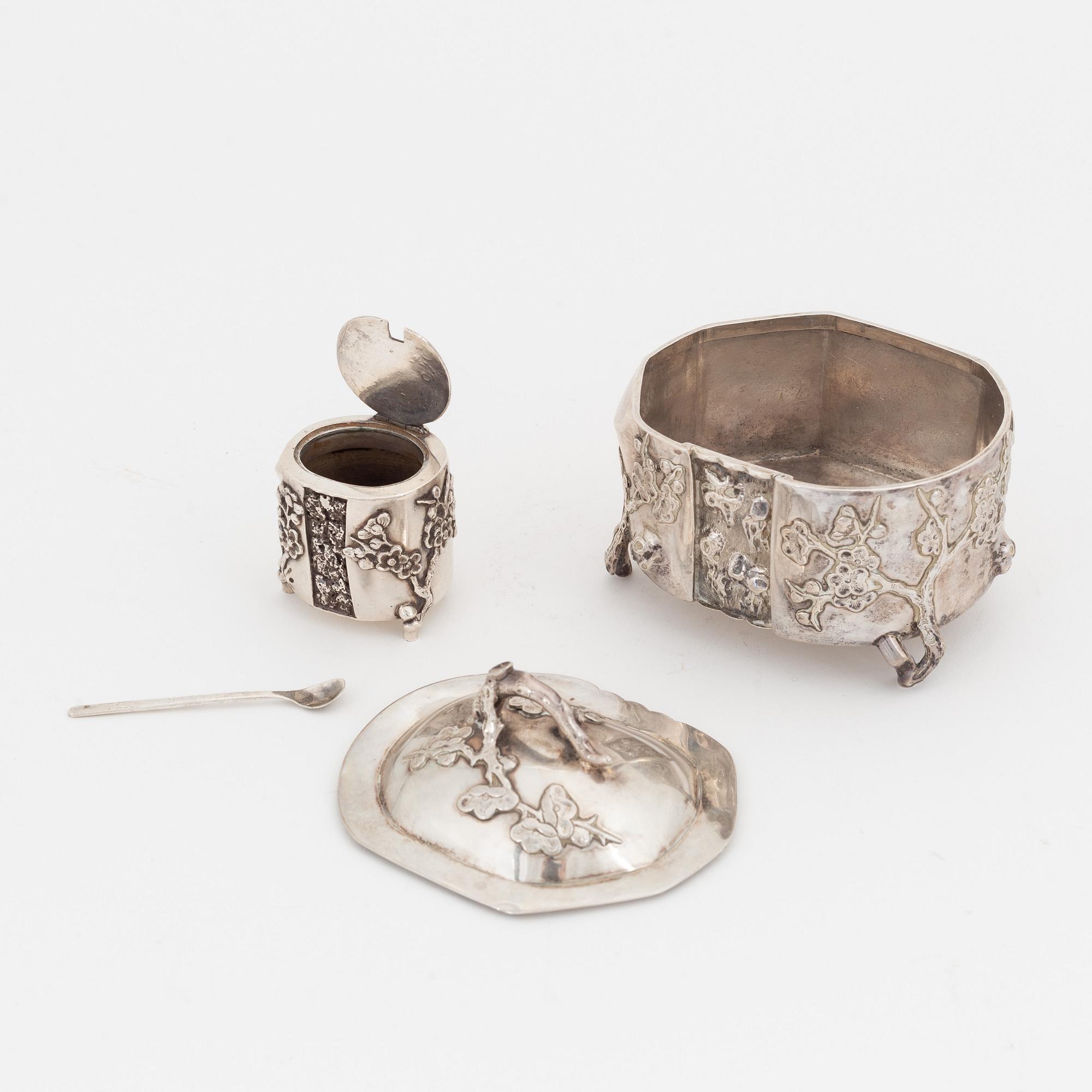 Ask med lock samt saltkar, silver, Kina, 1900-talets första hälft.