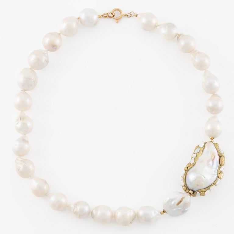 Necklace, with cultured pearls.