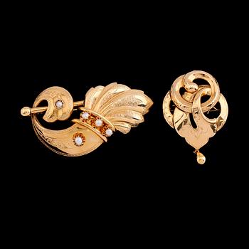 BROSCHER, 2 st, 18K guld, svenska stämplar 1888 och 1950. Total vikt ca 12 g.
