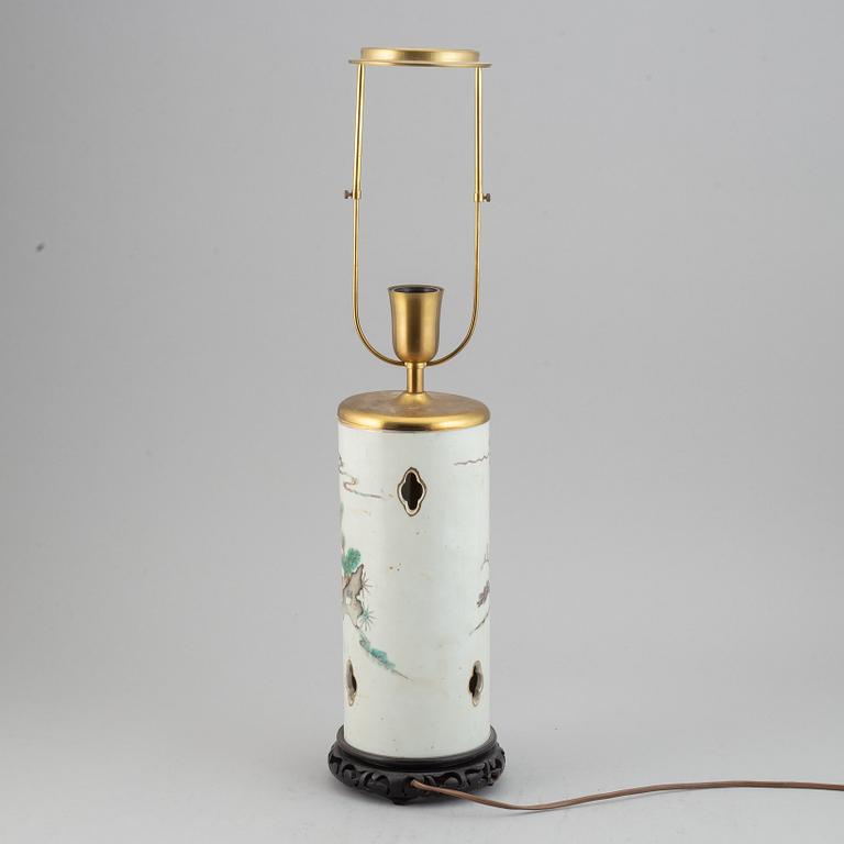 A famille rose figural hat stand, turned into a table lamp, Qing dynasty, 19th century.