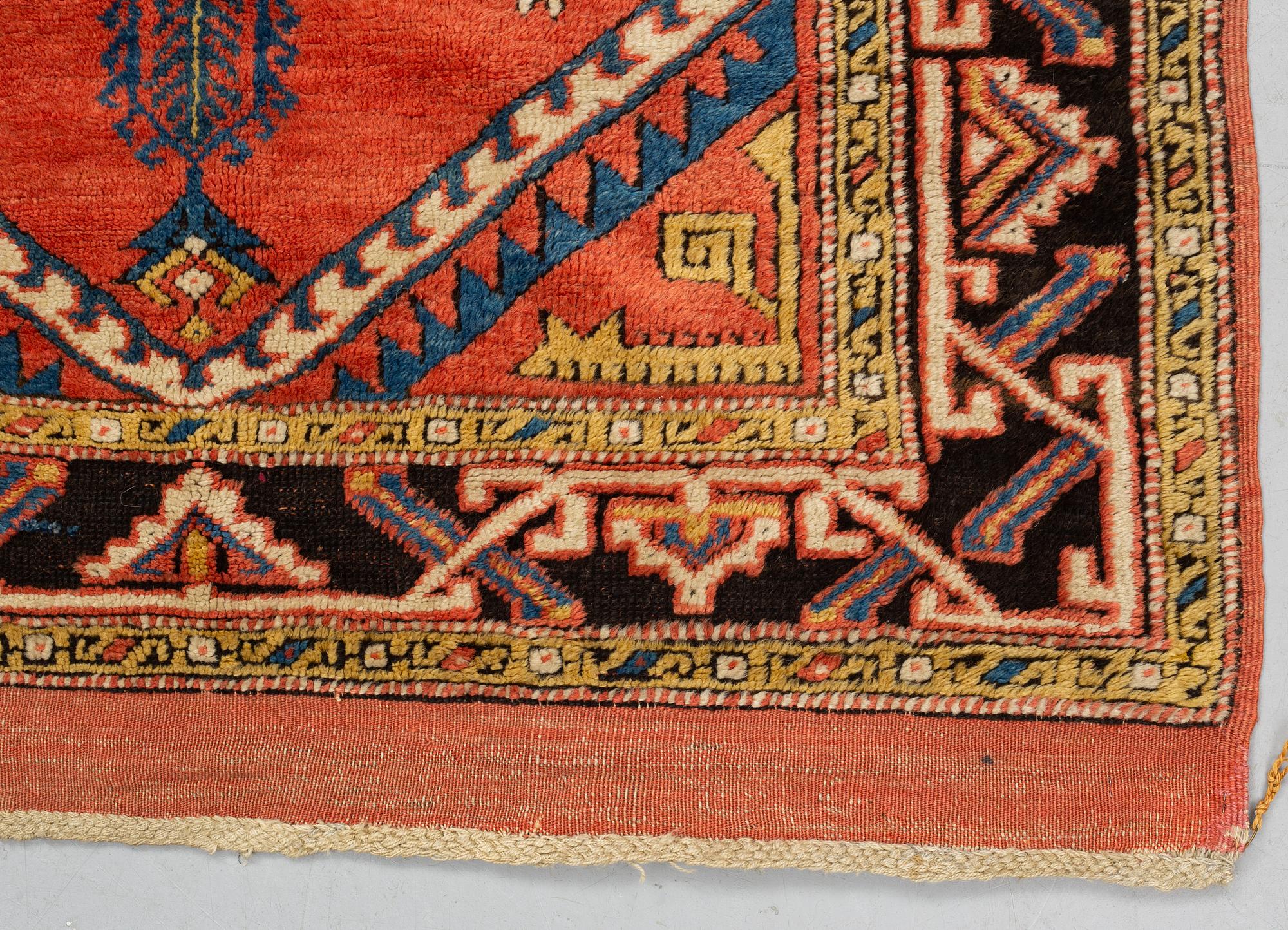 Matto, an antique Anatolian, ca 128 x 104,5-108 cm (as well as ca 8-10 cm flat weave at the ends).