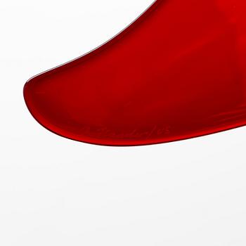 Brita Flander, glasskulptur, "Red", unik, ur "Serafimer"-serien, signerad B. Flander / US. Notsjö Nuutajärvi 1995.