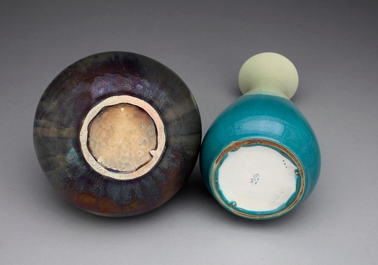 VASER, 2 st, keramik. Rörstrand resp Höganäs. Omkring 1900.