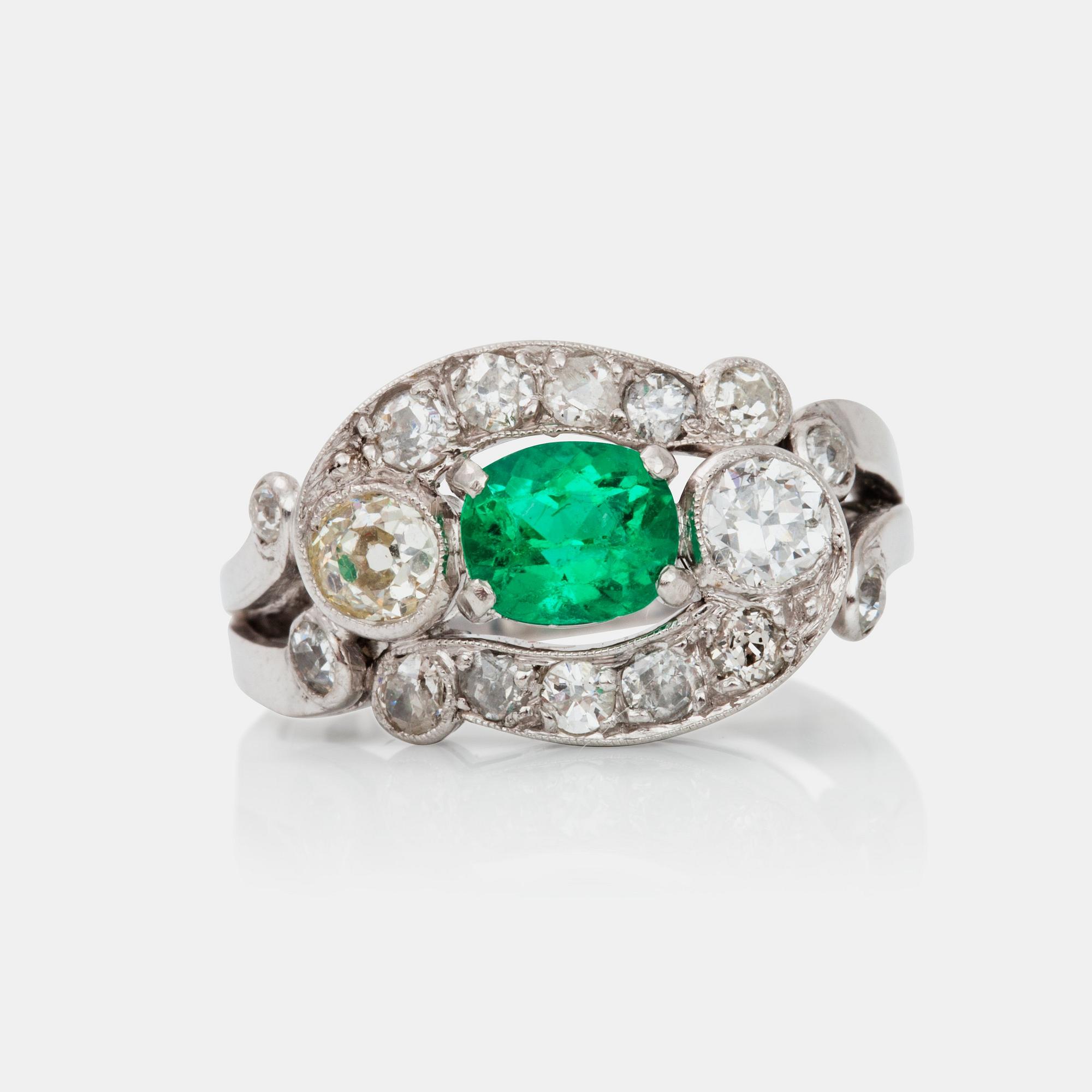 RING med smaragd samt gammalslipade diamanter totalt ca 1.10 ct.