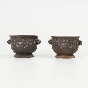 Garden urns, a pair, cast iron, “Baroque Urn”, Näfveqvarns Bruk, 20th century.