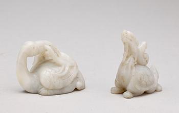 FIGURINER, ett par, nefrit, Kina.