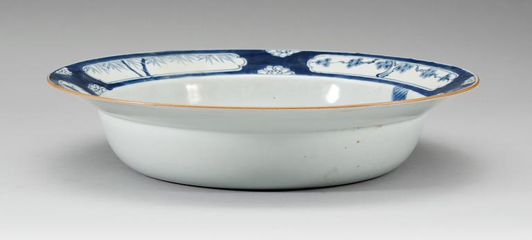 A large blue and white basin, Qing dynasty, Kangxi (1662-1722).