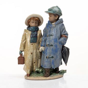 Lladró, 5 figuriner, " Flowers for mommy", "For a special someone", "Gime me a hug", "Classic scout", " Off to school".