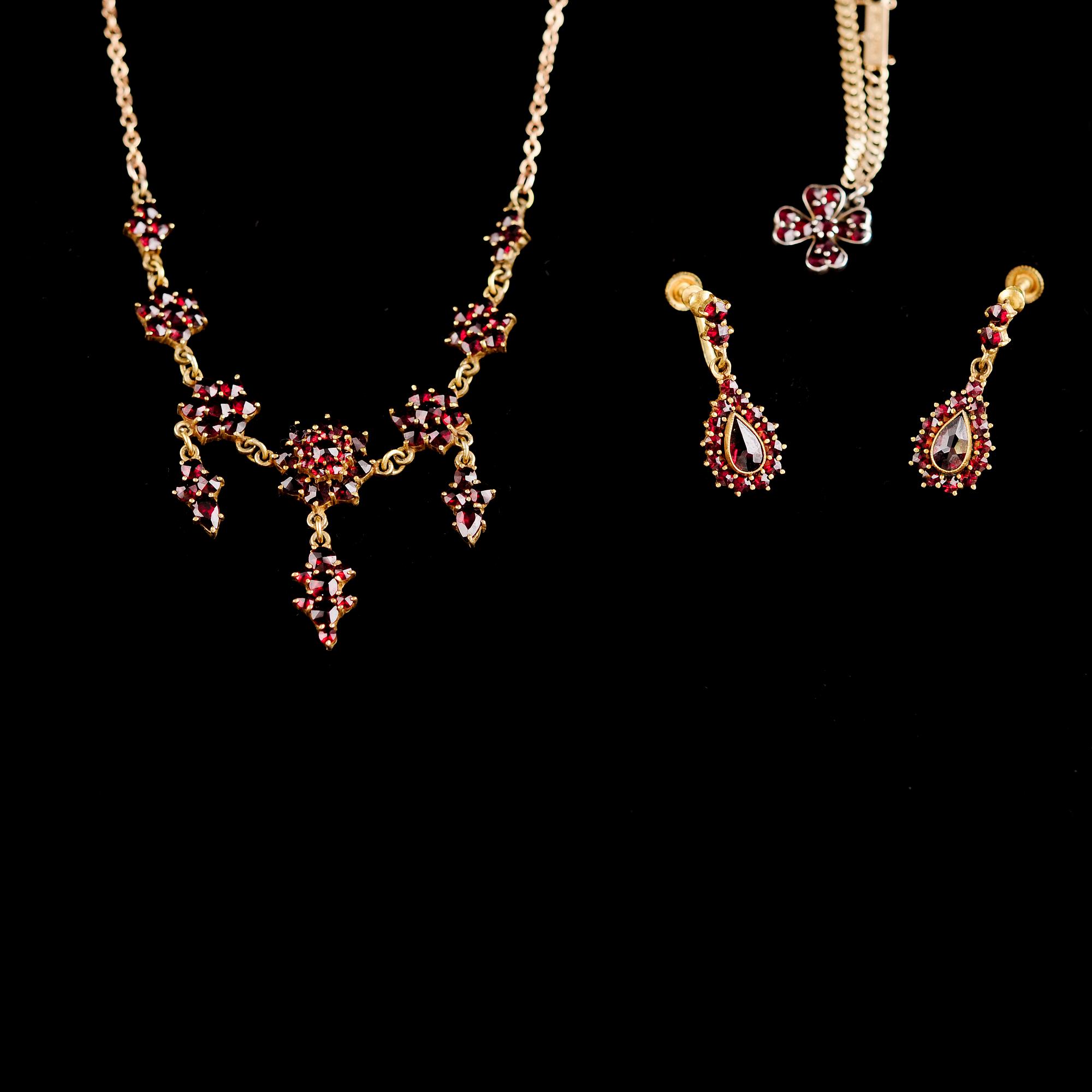 GRANATSMYCKEN, 4 del,  Armbandet, 18 k vikt ca 4 g.