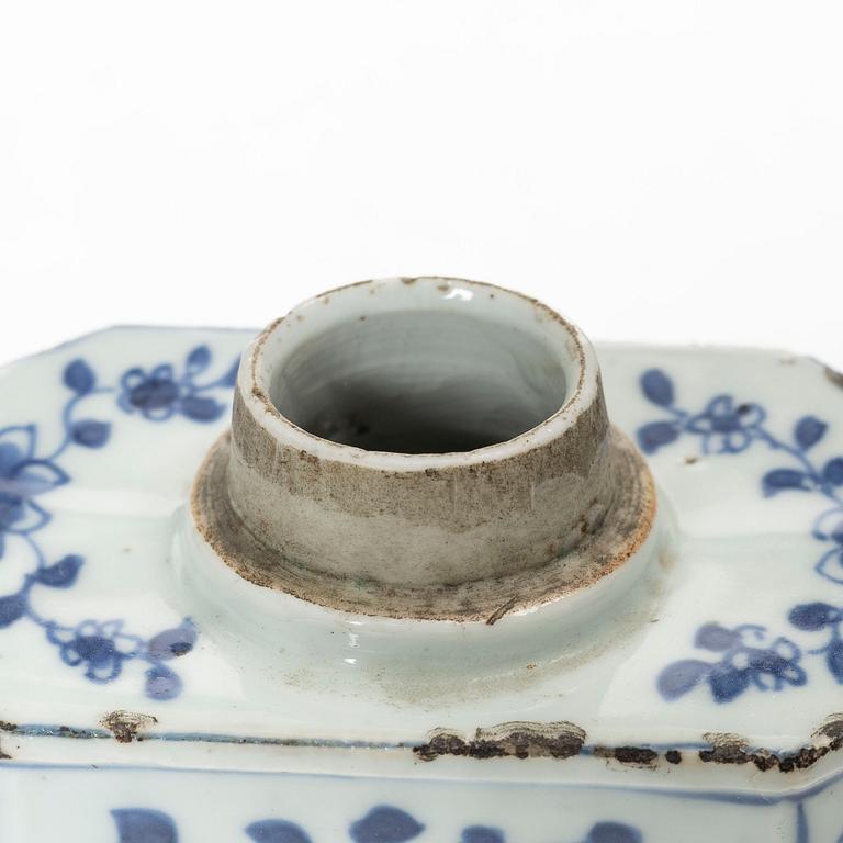 A blue and white tea caddy, Qing dynasty, Kangxi (1662-1722).