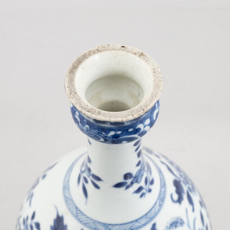 A blue and white porcelain vase, China, Qingdynasty, 19th century.