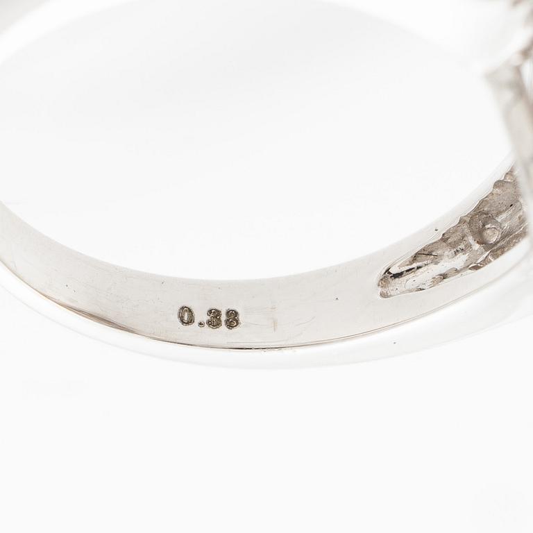 Ring, cocktailring, 18K vitguld med odlad pärla och baguette- och briljantslipade diamanter.