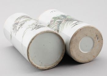 PENSELVASER/PERUKSTOCKAR, 2 st, porslin, Kina, 1900-tal.