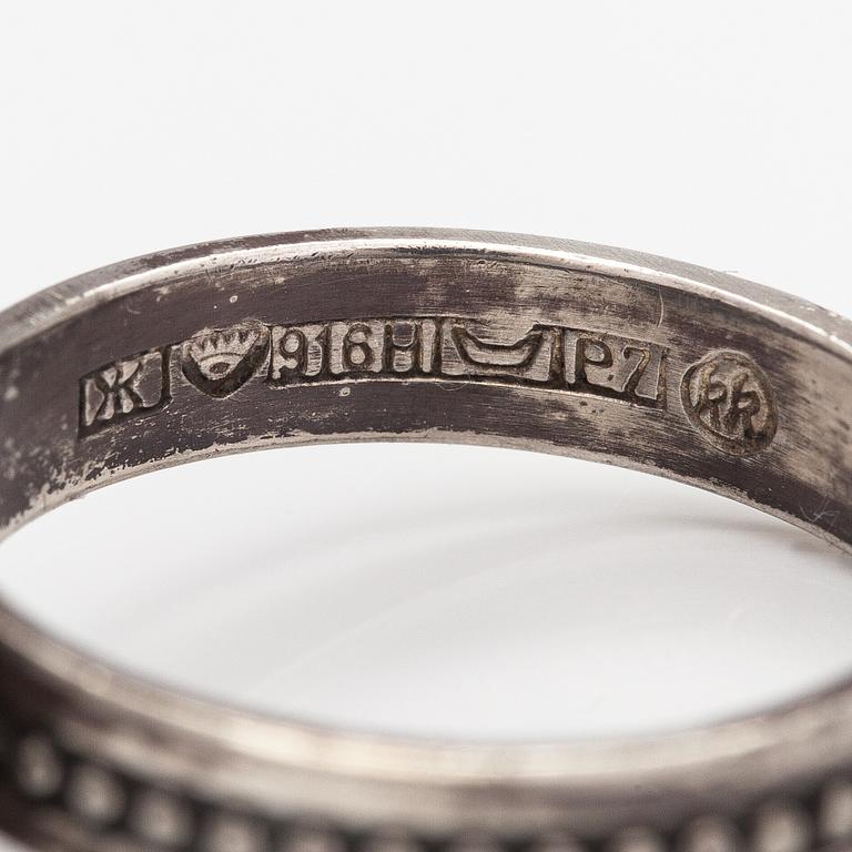 Kai Lindström, Brosch, ring och örhängen, silver, granit. Kalevala Koru, Helsingfors 1968.